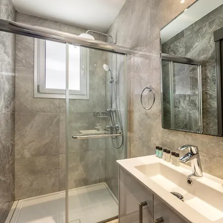 Fig Tree Bay Residences Lantiana 1 *